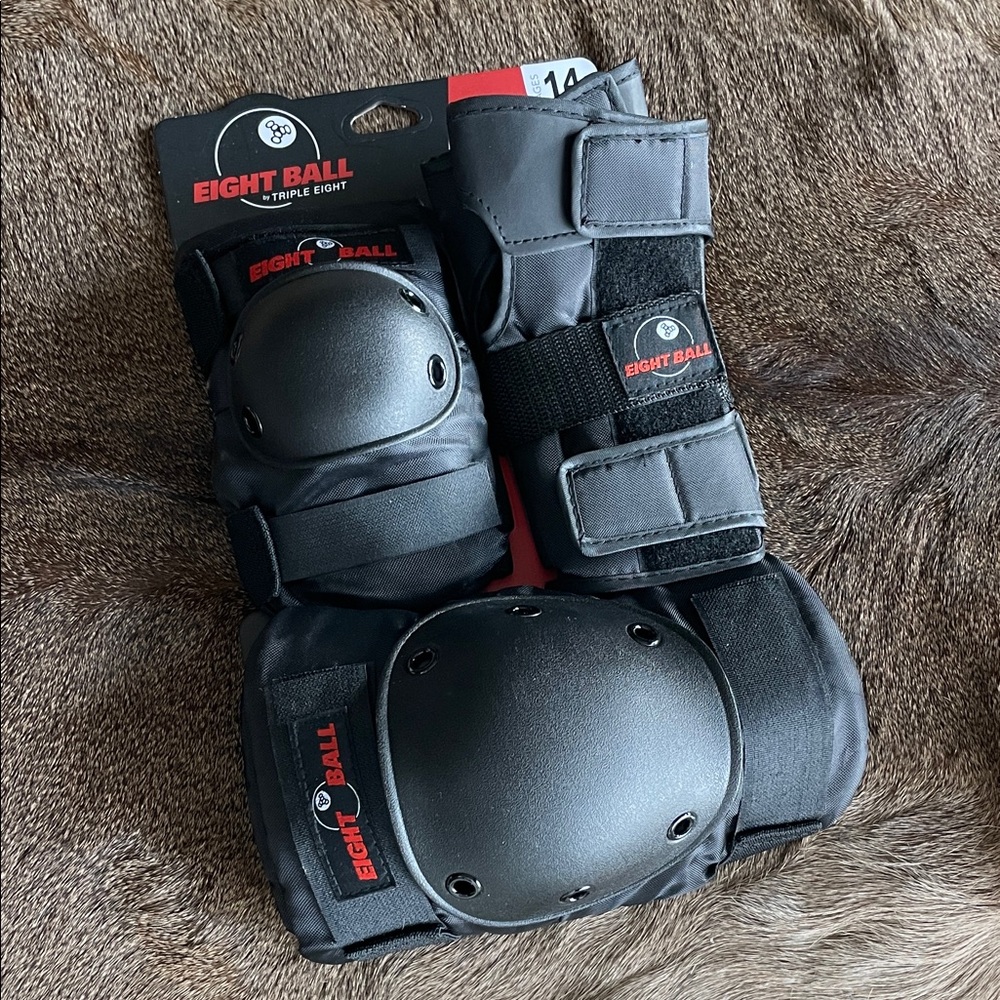 Eight Ball Protective Gear Set in Black